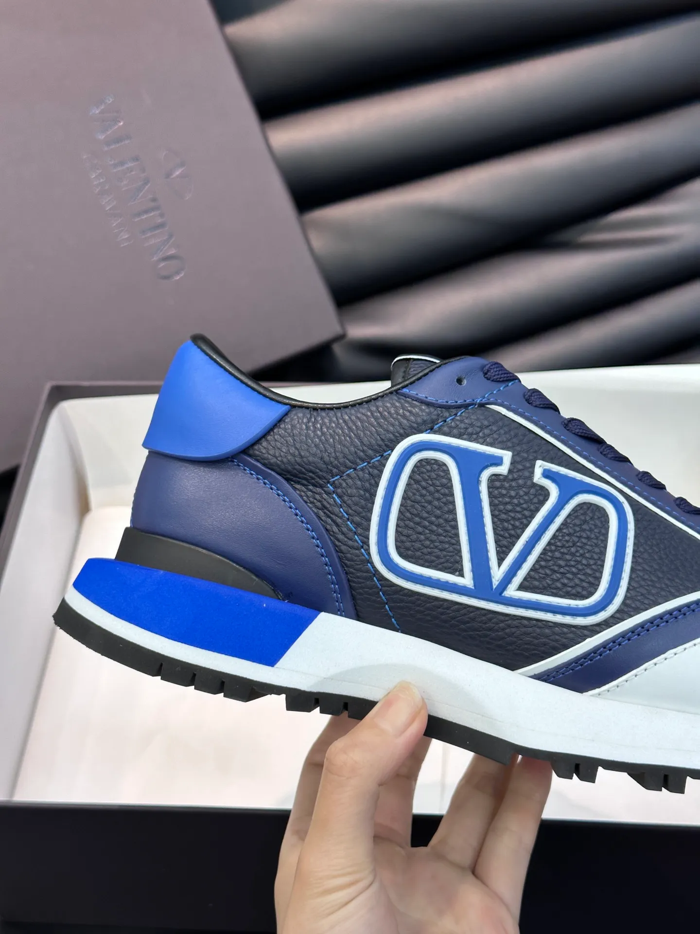 P540💰 Product trademark: VALENTINO "Valentino" Regular size: 38-44 [45 customized] Product material: Warren men's casual sports shoes, made of imported first-layer cowhide, with brand emblem on the tongue, rivet rubber outsole, non-slip, wear-resistant and shock-absorbing, cowhide lining foot pads, comfortable and breathable, with original box packaging equation bag!